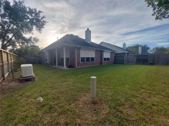 1601 N Lago Vista Court, Pearland, TX 77581