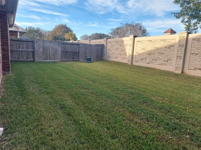 1601 N Lago Vista Court, Pearland, TX 77581