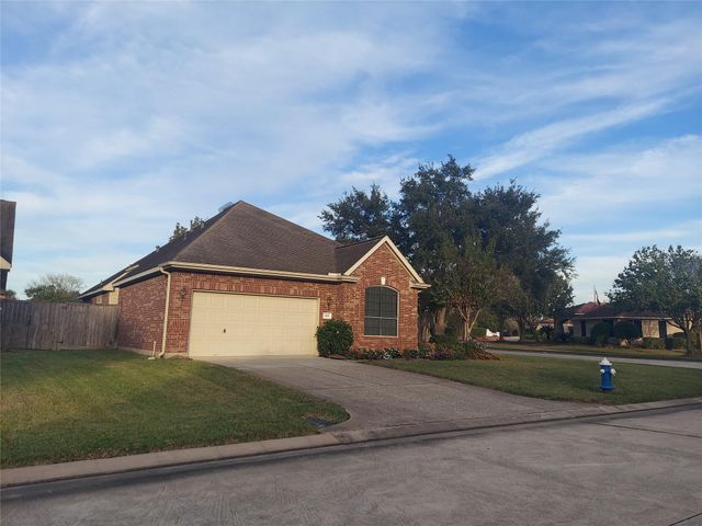 1601 N Lago Vista Court, Pearland, TX 77581