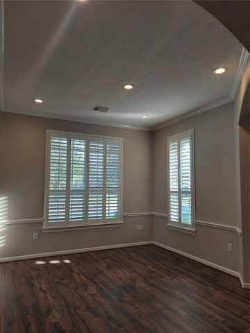 1601 N Lago Vista Court, Pearland, TX 77581