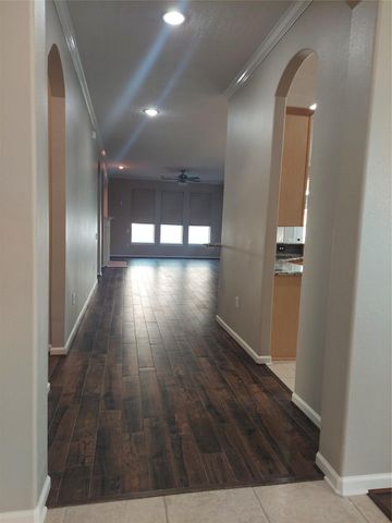 1601 N Lago Vista Court, Pearland, TX 77581