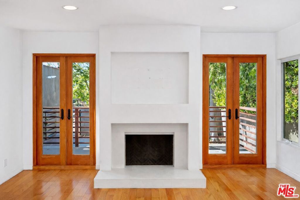 Image 10 of property listing at 550 Almar Avenue, Pacific Palisades, CA 90272