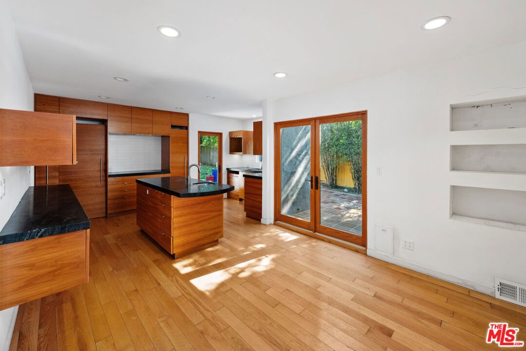 Image 12 of property listing at 550 Almar Avenue, Pacific Palisades, CA 90272