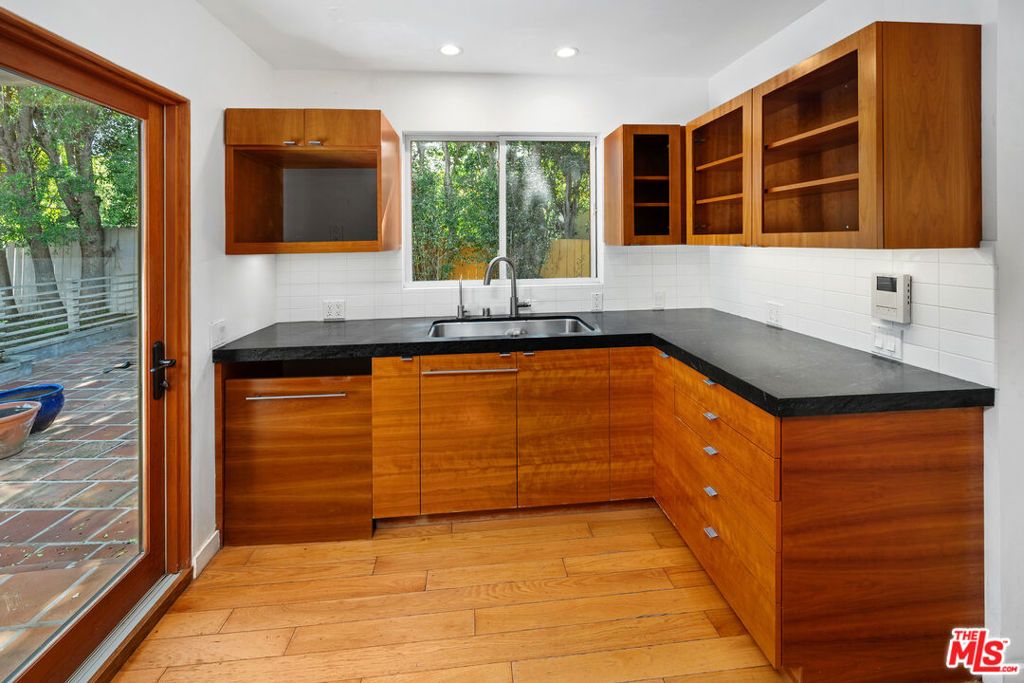 Image 13 of property listing at 550 Almar Avenue, Pacific Palisades, CA 90272