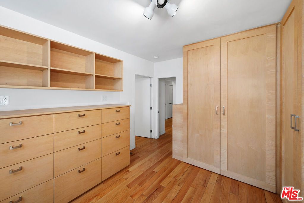 Image 18 of property listing at 550 Almar Avenue, Pacific Palisades, CA 90272