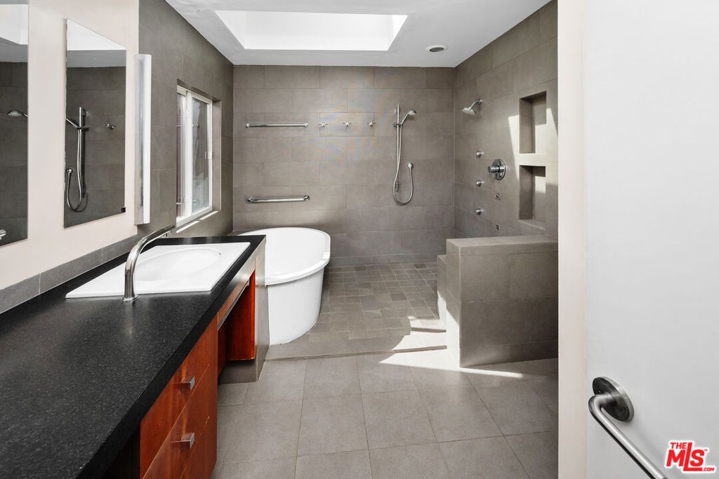 Image 19 of property listing at 550 Almar Avenue, Pacific Palisades, CA 90272