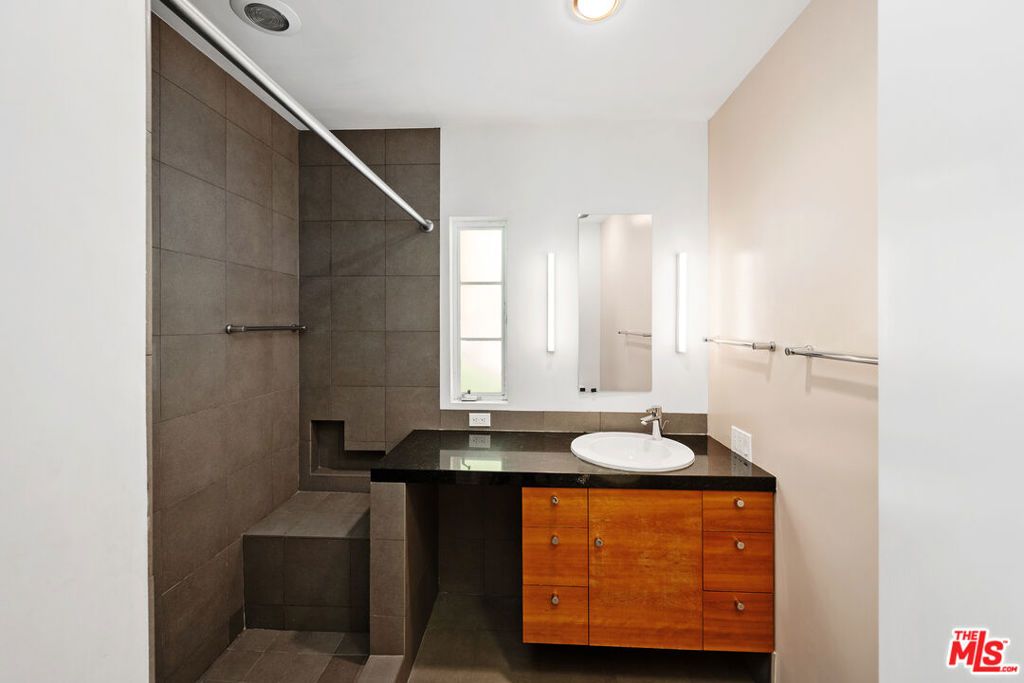 Image 22 of property listing at 550 Almar Avenue, Pacific Palisades, CA 90272