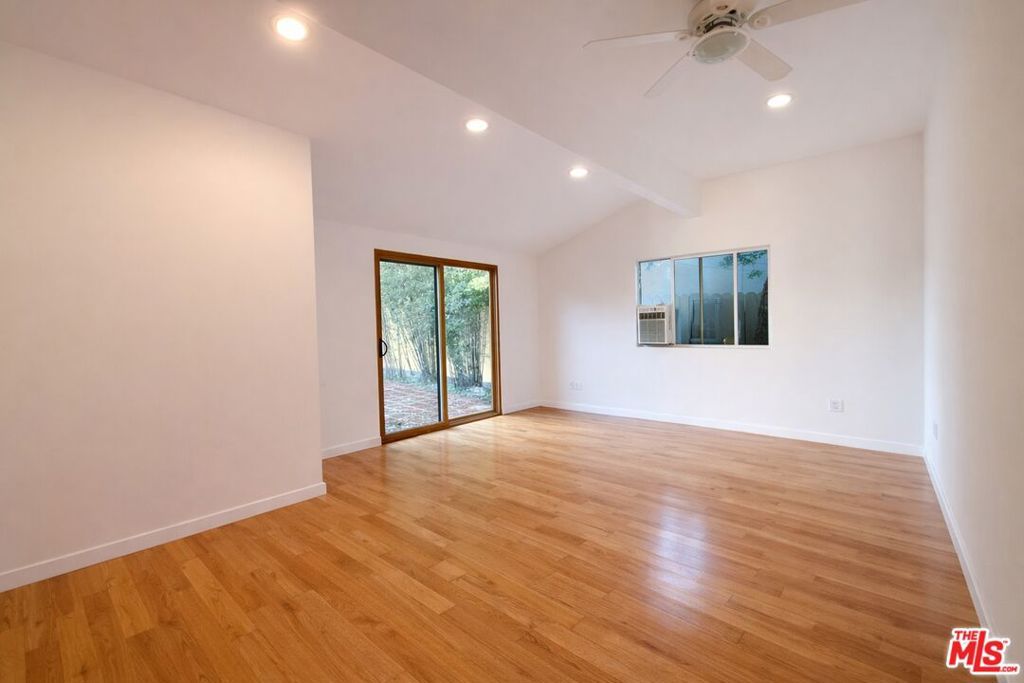 Image 23 of property listing at 550 Almar Avenue, Pacific Palisades, CA 90272