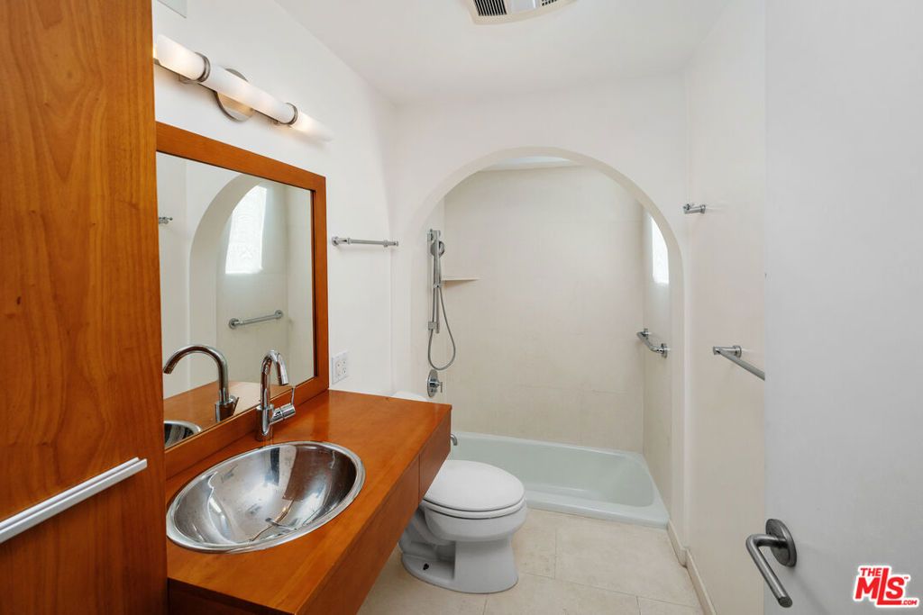 Image 25 of property listing at 550 Almar Avenue, Pacific Palisades, CA 90272