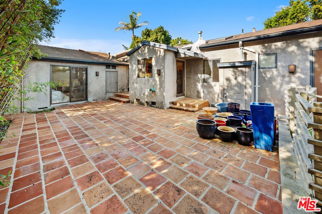 Image 26 of property listing at 550 Almar Avenue, Pacific Palisades, CA 90272