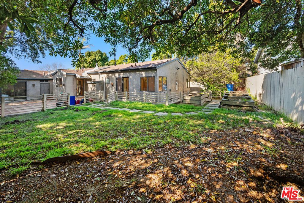 Image 27 of property listing at 550 Almar Avenue, Pacific Palisades, CA 90272