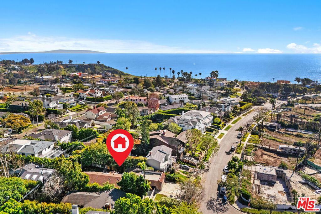 Image 29 of property listing at 550 Almar Avenue, Pacific Palisades, CA 90272