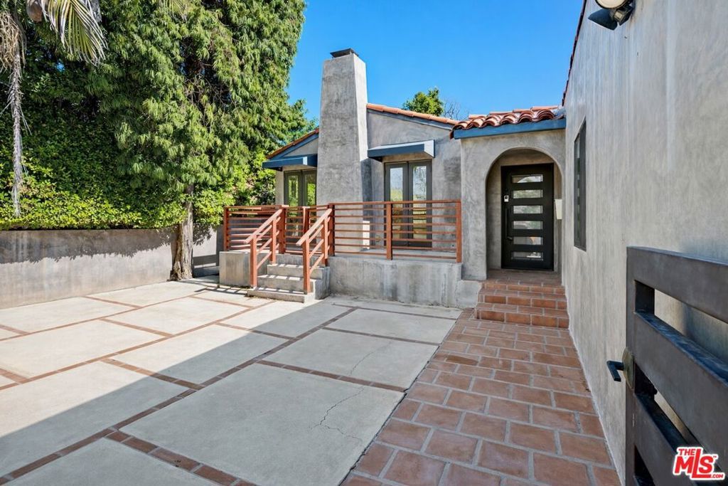 Image 3 of property listing at 550 Almar Avenue, Pacific Palisades, CA 90272