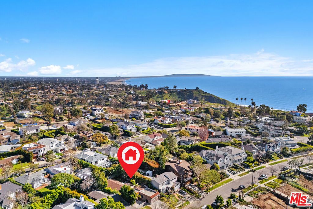 Image 6 of property listing at 550 Almar Avenue, Pacific Palisades, CA 90272