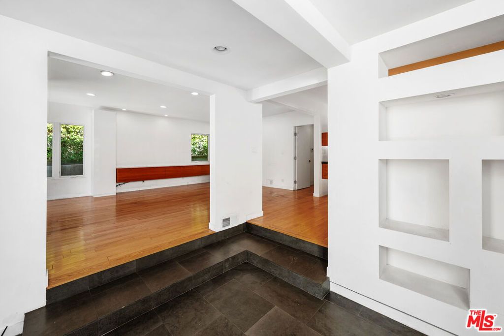 Image 7 of property listing at 550 Almar Avenue, Pacific Palisades, CA 90272