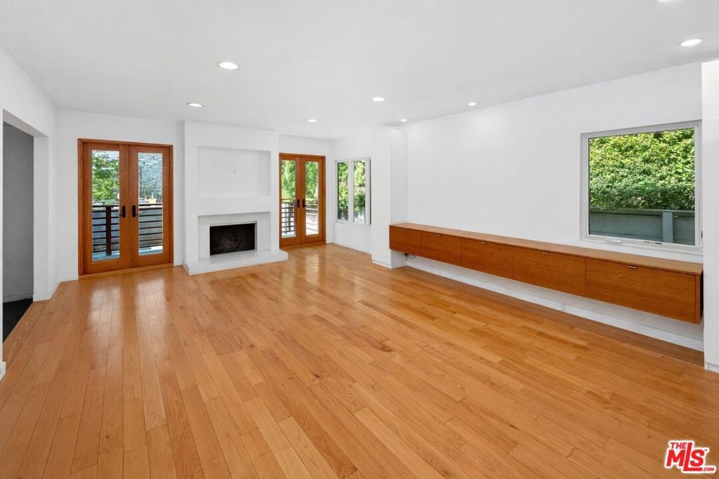 Image 9 of property listing at 550 Almar Avenue, Pacific Palisades, CA 90272