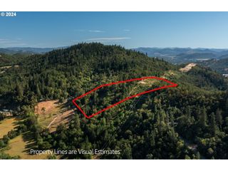 1758 Se STRONG Ave, Roseburg, OR 97470