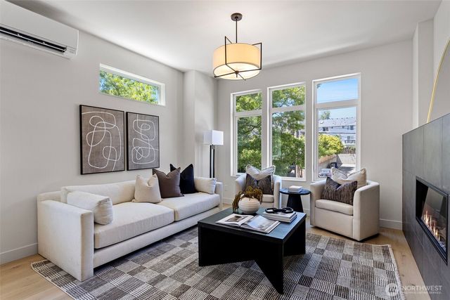 4432 Dayton Avenue N, Seattle, WA 98103