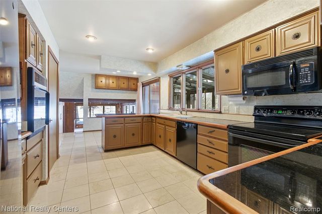 4710 Cove Road, West Bloomfield, MI 48323