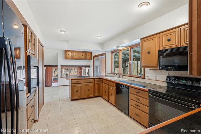 4710 Cove Road, West Bloomfield, MI 48323