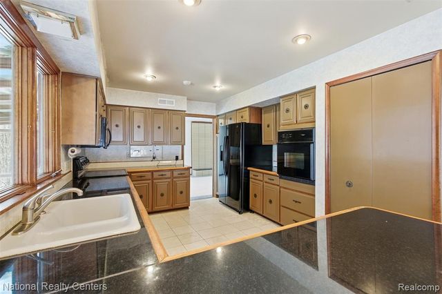 4710 Cove Road, West Bloomfield, MI 48323