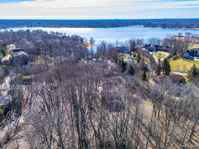 4710 Cove Road, West Bloomfield, MI 48323