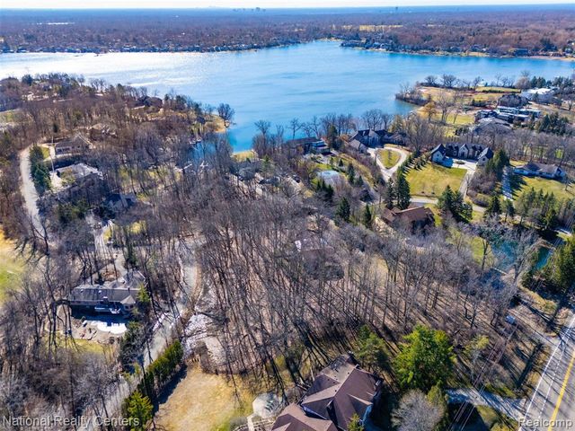 4710 Cove Road, West Bloomfield, MI 48323