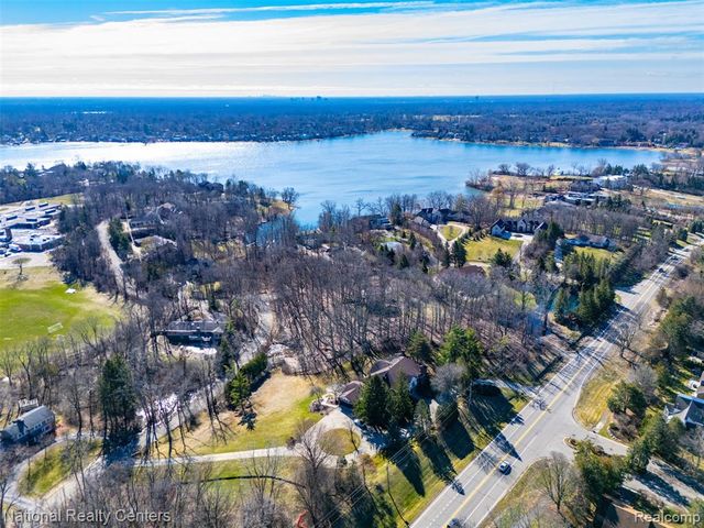 4710 Cove Road, West Bloomfield, MI 48323