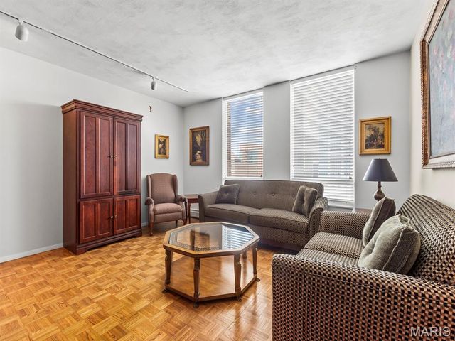 200 S Brentwood Boulevard 13F, Clayton, MO 63105