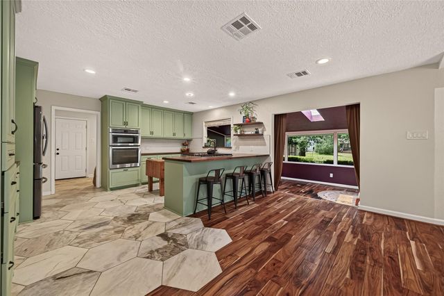 514 S Shadowbend Avenue, Friendswood, TX 77546