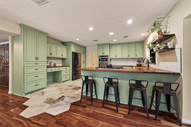 514 S Shadowbend Avenue, Friendswood, TX 77546