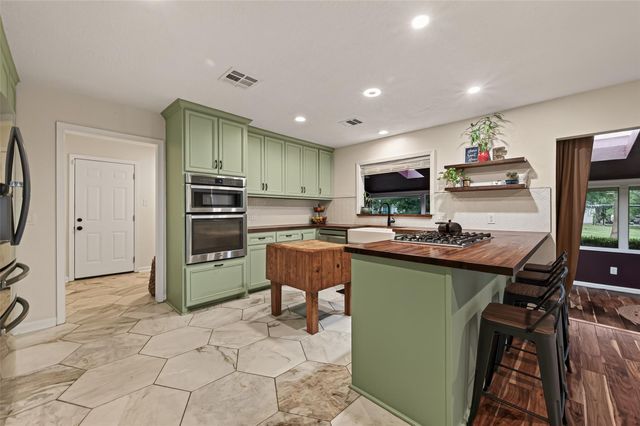 514 S Shadowbend Avenue, Friendswood, TX 77546