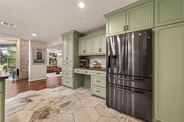 514 S Shadowbend Avenue, Friendswood, TX 77546