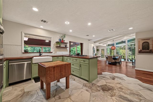 514 S Shadowbend Avenue, Friendswood, TX 77546