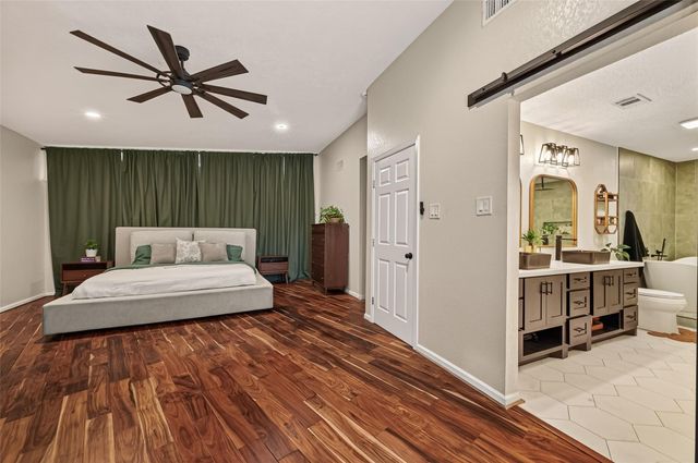 514 S Shadowbend Avenue, Friendswood, TX 77546