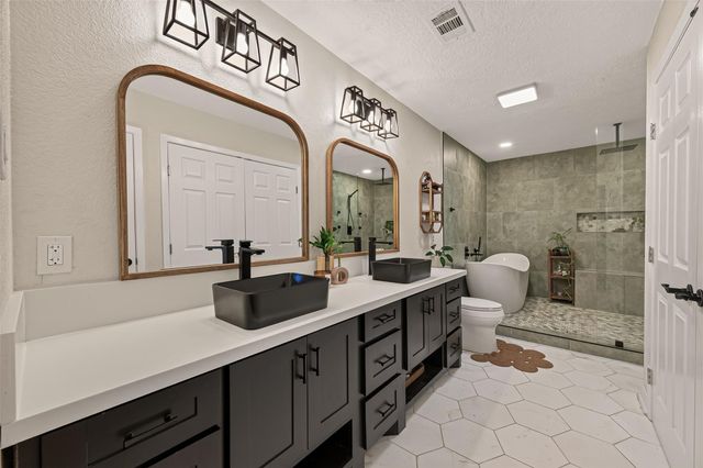 514 S Shadowbend Avenue, Friendswood, TX 77546