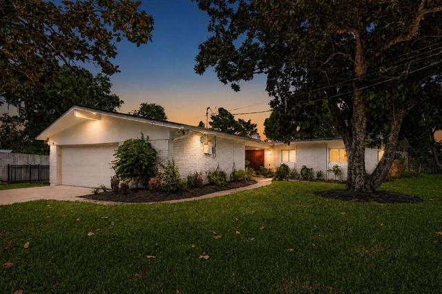 514 S Shadowbend Avenue, Friendswood, TX 77546