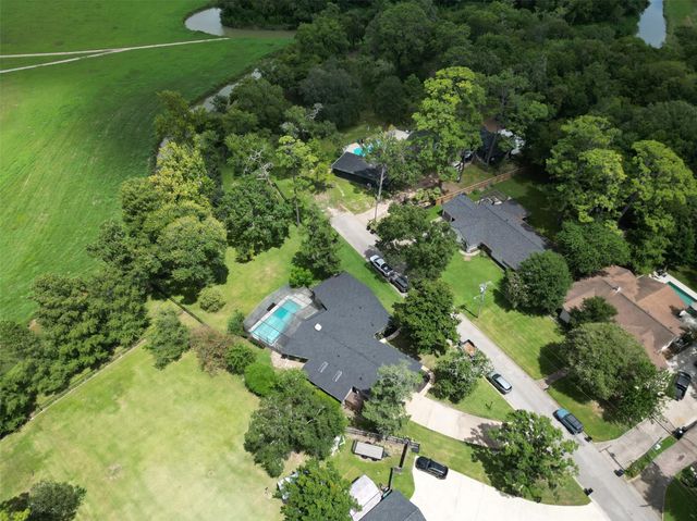 514 S Shadowbend Avenue, Friendswood, TX 77546