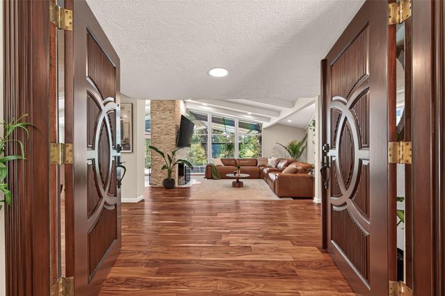 514 S Shadowbend Avenue, Friendswood, TX 77546
