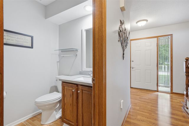 8221 Oakwood Drive, Urbandale, IA 50322