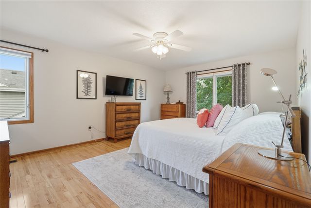 8221 Oakwood Drive, Urbandale, IA 50322