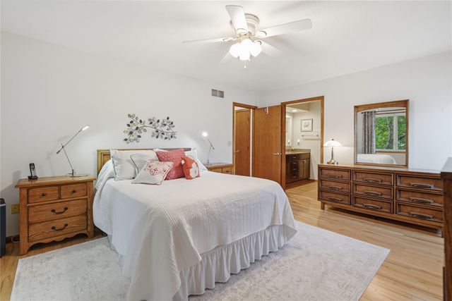 8221 Oakwood Drive, Urbandale, IA 50322
