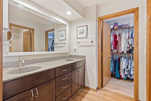 8221 Oakwood Drive, Urbandale, IA 50322
