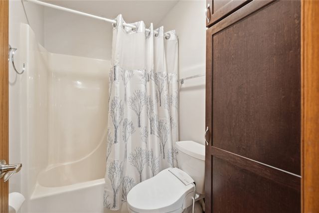 8221 Oakwood Drive, Urbandale, IA 50322