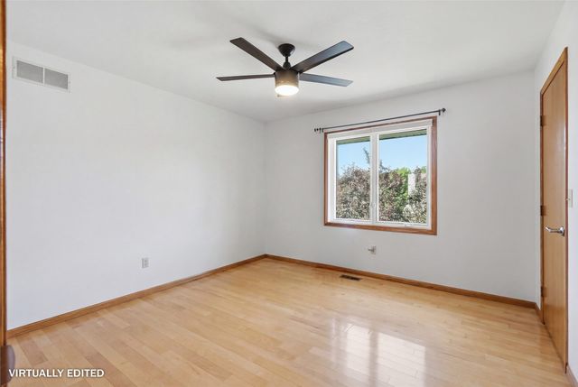 8221 Oakwood Drive, Urbandale, IA 50322