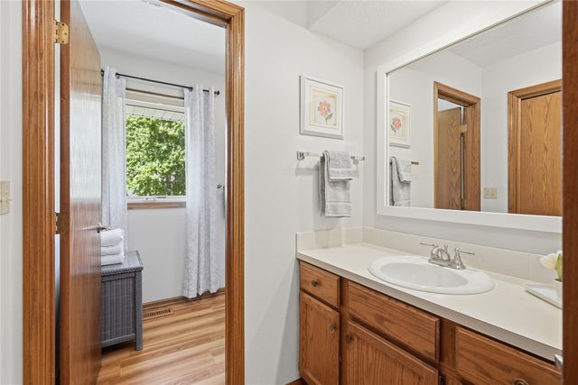 8221 Oakwood Drive, Urbandale, IA 50322