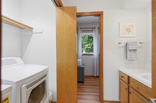 8221 Oakwood Drive, Urbandale, IA 50322