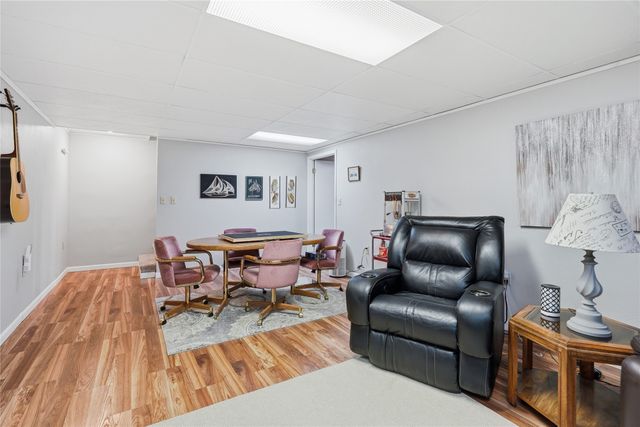 8221 Oakwood Drive, Urbandale, IA 50322