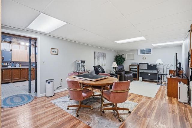 8221 Oakwood Drive, Urbandale, IA 50322