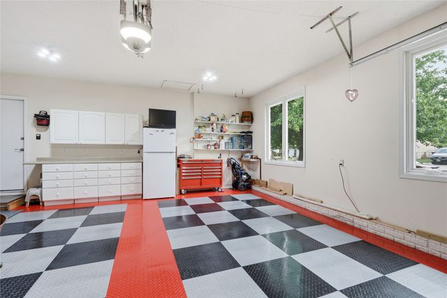 8221 Oakwood Drive, Urbandale, IA 50322